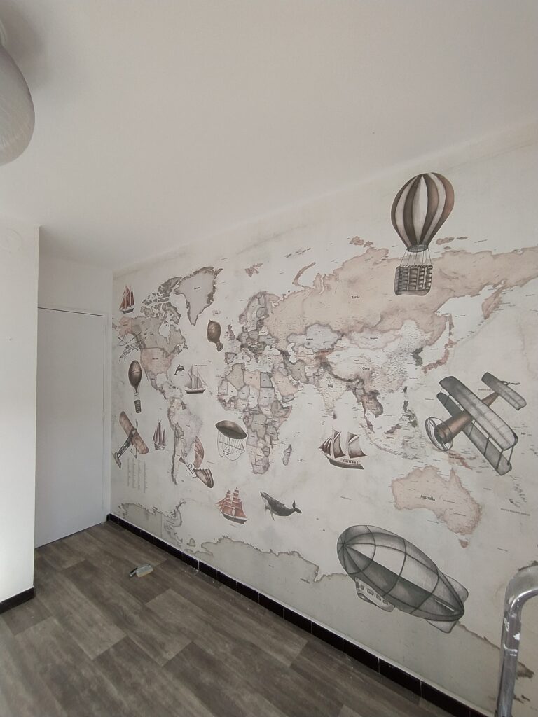 Pose d'une fresque dans une chambre d'enfant
